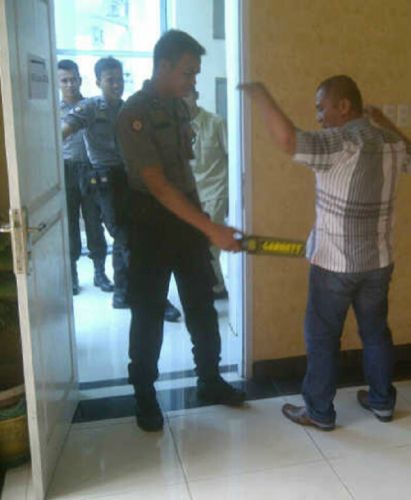 Polisi Gunakan Metal Detector Dalam Pengamanan Pelantikan Pimpinan DPRD Pelalawan