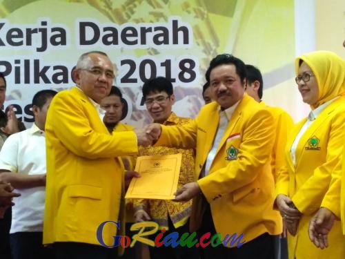 Tim DPP Golkar Serahkan SK Penetapan Andi Rachman sebagai Calon Gubernur Riau 2018