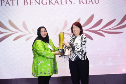 Bupati Kasmarni Terima Penghargaan Sebagai Kepala Daerah Perempuan Inspiratif