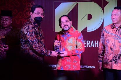 Bupati Kasmarni Terima Penghargaan Kepala Daerah Inovatif dari MNC Portal Indonesia