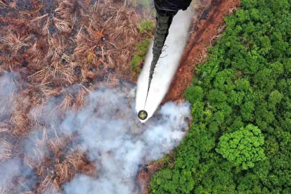 GoRiau Satgas Udara Riau Gempur Titik Api di Inhu, Helikopter Bom Air Sasar Dua Desa