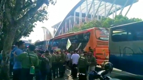 Video: Puluhan Bus Pengangkut Massa Buruh RAPP Berdatangan ke Kantor Gubernur Riau