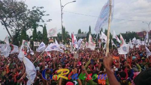 Unjuk Rasa Ribuan Pekerja di Kantor Gubernur Riau Berbuah Manis, Andi Rachman Akhirnya Teken Tuntutan Massa