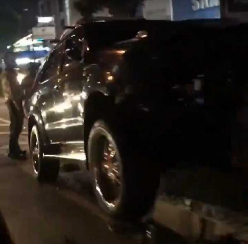 Tidak Hati-hati, Satu Unit Toyota Fortuner Hantam Pembatas Jalan Sudirman Pekanbaru