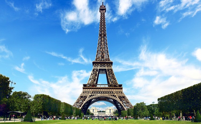 Dua Muslimah Ditikam 2 Wanita di Menara Eiffel, Jilbabnya Dikoyak-koyak