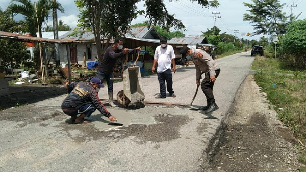 Perbaiki Jalan Rusak, Bhabinkamtibmas Gandeng RComunity dan Masyarakat Desa Gogok