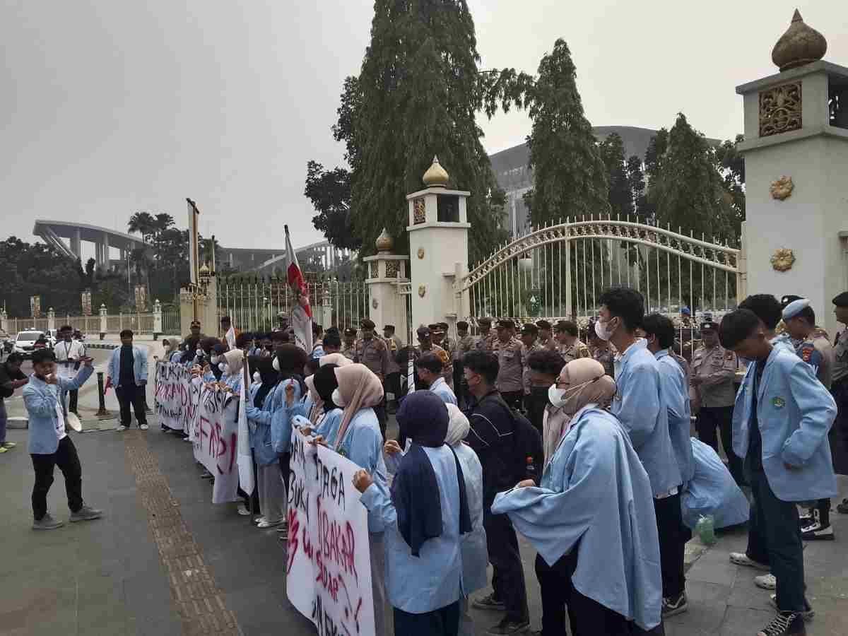 Mahasiswa Unri Gelar Mimbar Bebas di Kantor Gubernur Riau, Tuntut Karhutla Jadi Bencana Nasional