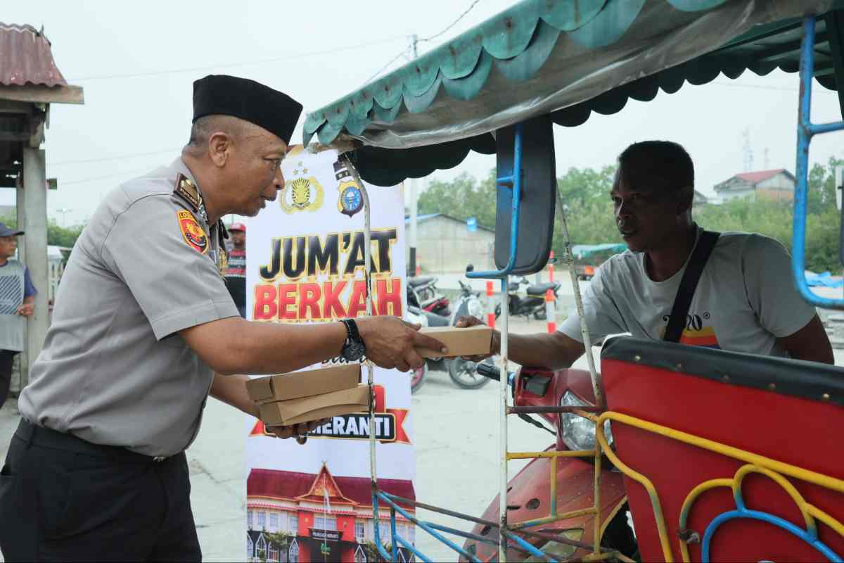 Rangkul Pengayuh Becak di Pelabuhan Tanjung Harapan, Kapolres Meranti: Polisi Harus Dekat