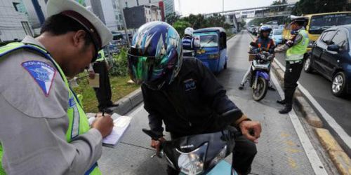 Anda Kena Tilang? 5 Warna Surat Tilang Polisi Ini Perlu Anda Perhatikan