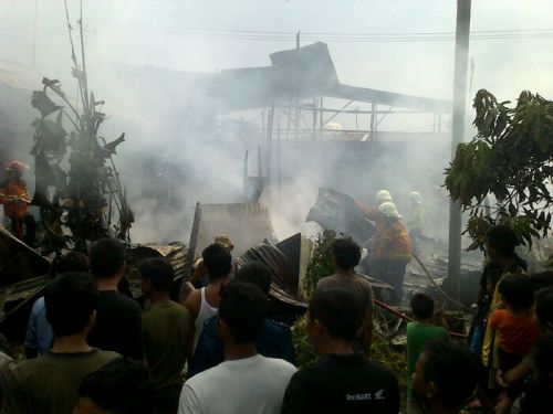 Nyaris Membakar Rumah Penduduk, Gudang Besi Tua di Simpang Kuala Jadi Abu