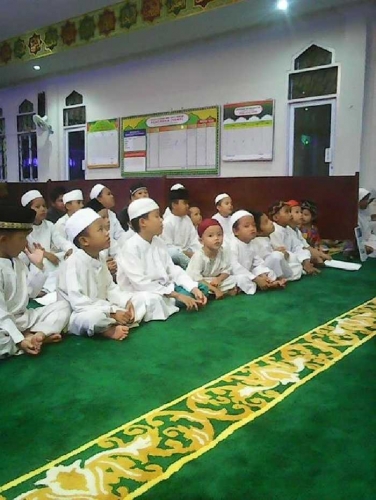 Berantas Buta Aksara, Pengurus Masjid YAMP Tembilahan Buka TPQ dengan Metode yang Menarik