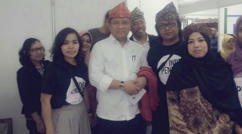 Kunjungi Stan AJI Pekanbaru di Festival Media, Menkominfo Pakai Tanjak Melayu