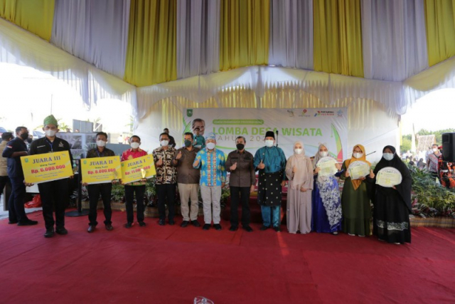 Gubri Serahkan Hadiah Bagi 3 Pemenang Desa Wisata Terbaik di Riau