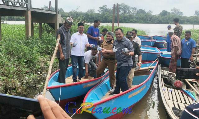 Kelompok Nelayan di Rantau Baru Terima Bantuan Perahu