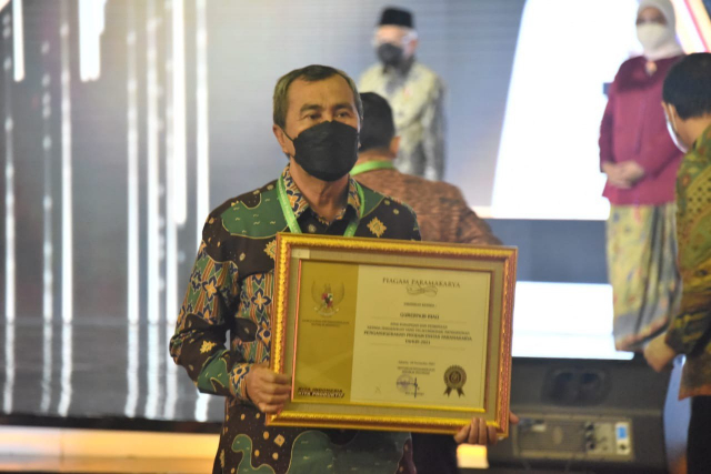 Gubernur Riau Syamsuar Terima Anugerah Paramakarya 2021