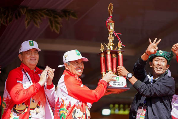 Porprov X Riau 2022 Sukses Digelar, Gubri Serahkan Piala kepada Bengkalis