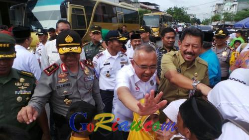Diteriaki Om Telolet Om di Gudang Sembako Aseng, Gubernur Riau Datangi Sumber Suara