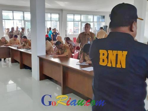 Pejabat Eselon II Pemprov Riau Tes Urine di Kantor Satpol PP, Hanya 3 Orang Tak Hadir