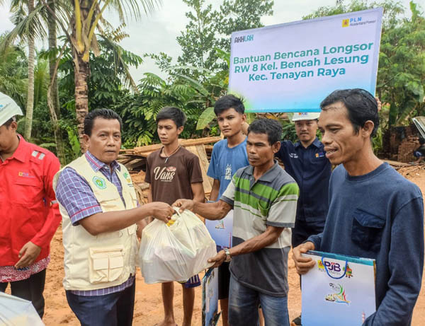 Dinsos Pekanbaru Salurkan Bantuan Makanan dari PLN untuk Korban Longsor Tenayan Raya