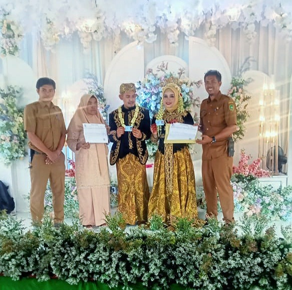 Usai Akad Nikah, Pengantin di Rangsang Pesisir Langsung Dapat e-KTP dan KK Baru