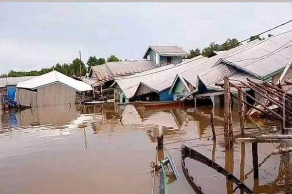 Dampak Banjir Rob, Rumah Warga di Inhil Longsor Hingga Roboh