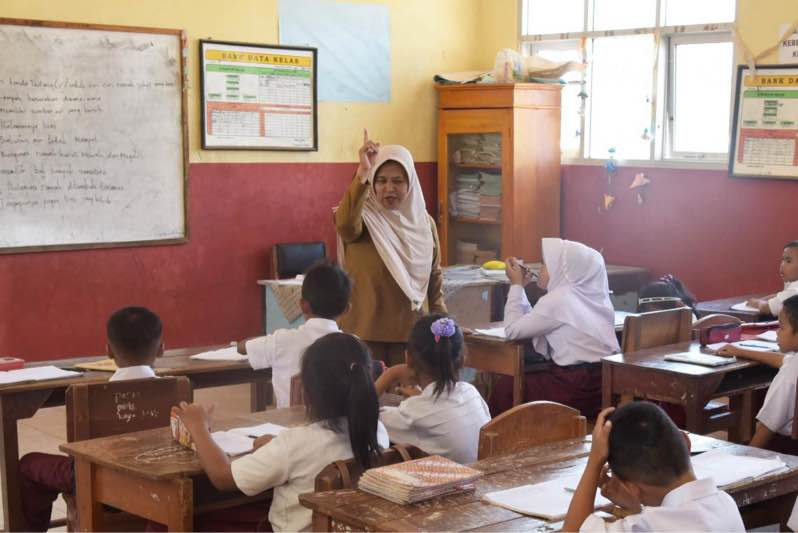 Ironi Pendidikan Indonesia, Gaji Guru Honorer Telat dan Tak Sampai UMR