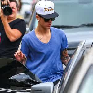 GoRiau Wah... Baru Pindah Rumah, Justin Bieber Langsung Diusir Ratusan Tetangganya