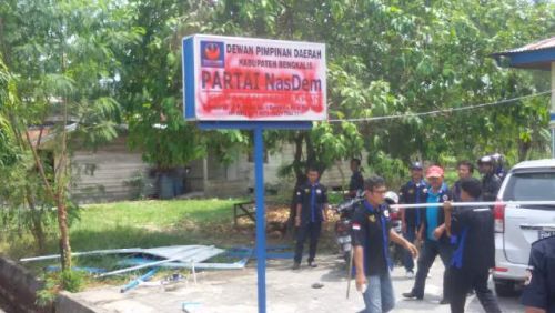 Garda Pemuda Nasdem Serang Sekretariat DPD Nasdem Bengkalis, Plang Nama dan Bendera Partai Dicabut