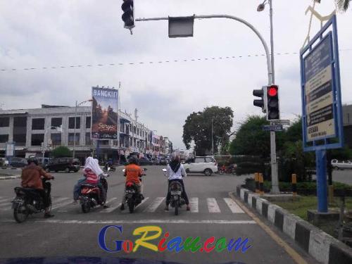 Pengemudi Sepeda Motor di Dumai Suka Berhenti Pada Zebra Cross, Ini Fotonya