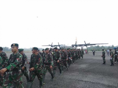 100 Prajurit Yon Armed Divisi I Kostrad Dikerahkan Padamkan Kebakaran di Rupat