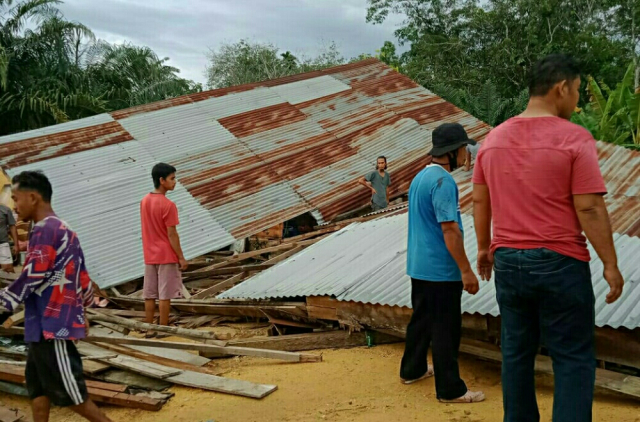 Rumah Warga di Pelalawan Roboh Diterjang Hujan Disertai Angin Kencang