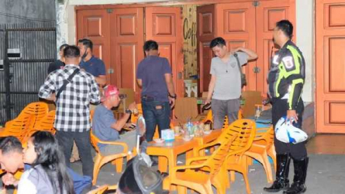Cegah Penyebaran Corona, Kapolda Riau Pimpin Langsung Pembubaran Warga Nongkrong di Kafe, Warung dan Jalanan