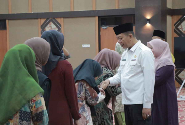Pemko Pekanbaru Salurkan Zakat untuk Puluhan THL dan Masyarakat di Dua Kecamatan