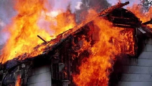 Bentrokan Pecah di Desa Terantang Kampar, Ratusan Massa Bakar Kantor dan Barak Milik Koperasi