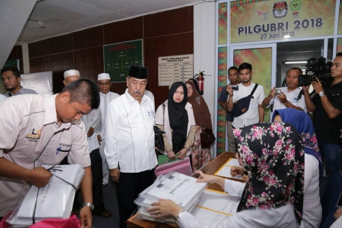 Maju Jadi Calon DPD, Asyari Nur Serahkan 2.502 Berkas Dukungan ke KPU Riau