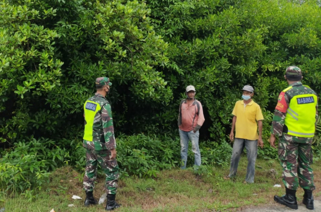 Antisipasi Karhutla, Babinsa bersama MPA Laksanakan Patroli Rutin di Desa Binaan di Tebingtinggi Barat