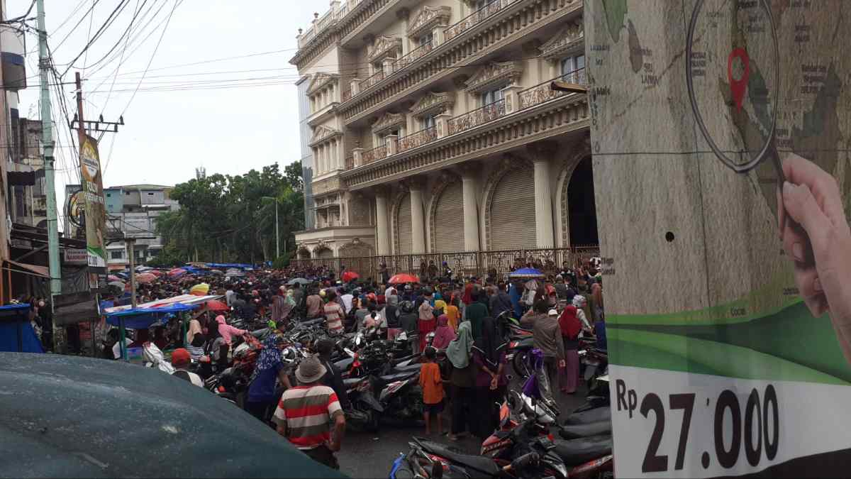 Gara-gara Bagi-bagi Paket Sembako, Jalan Kelenteng Bagansiapiapi Macet Total Hingga Ditutup, 2 Warga Pingsan