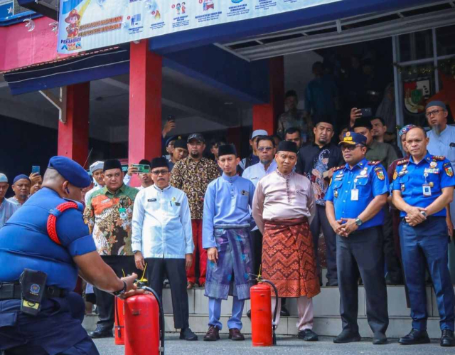 Cegah Kebakaran Rumah Ibadah, Konsulat Malaysia Bagikan 100 APAR untuk Masjid di Pekanbaru
