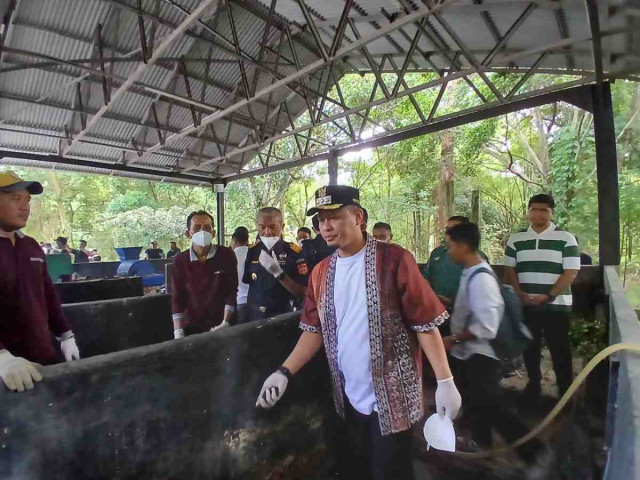 Proses Manual Sebulan, TPA Muara Fajar Pekanbaru Sukses Ubah Sampah Jadi Pupuk Cair