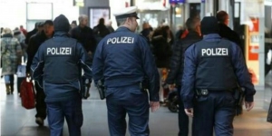 GoRiau Biadab, Polisi Jerman Paksa Pemuda Muslim Makan Daging Babi Busuk yang Jatuh di Lantai
