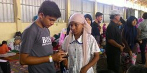 Pengungsi Tampan Rohingya Diberi HP oleh Dokter untuk Hubungi Orangtuanya