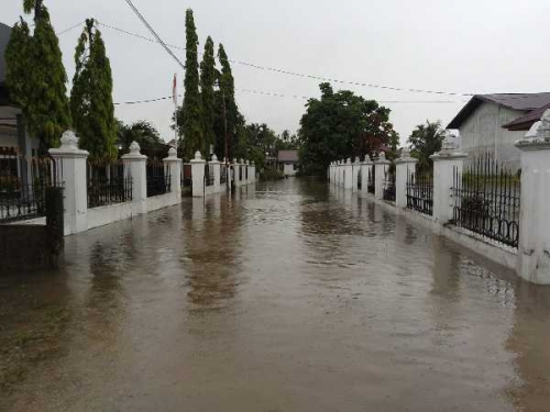 Setiap Diguyur Hujan, Gedung Baru Bawaslu Riau Selalu Tergenang Air Akibat Tak Punya Parit