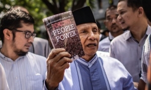 GoRiau Diperiksa di Mapolda Metro Jaya, Amien Rais Tunjukkan Buku Jokowi People Power