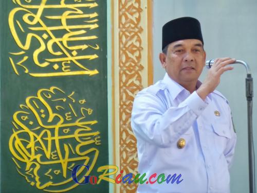 Usai Salat Jumat di Masjid Besar Darul Hikmah Tembilahan, Wagubri Edy Nasution: Riau Bisa Jadi Pelopor Membayar Zakat di Indonesia