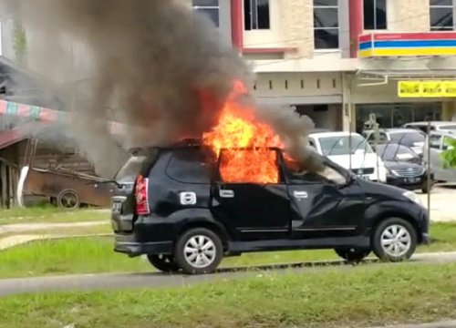 Mobil Terbakar di Jalan Soekarno Hatta Pekanbaru, Warga Dengar Bunyi Ledakan