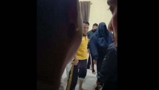 Perwira Polisi Berduaan dengan Istri Perwira dalam Kamar, Sembunyi di Plafon Saat Digerebek
