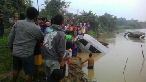 Sopir Kabur, Travel Maut yang Terjungkal ke Sungai Indragiri Berhasil Dievakuasi, Ini Data Lengkap Korbannya..