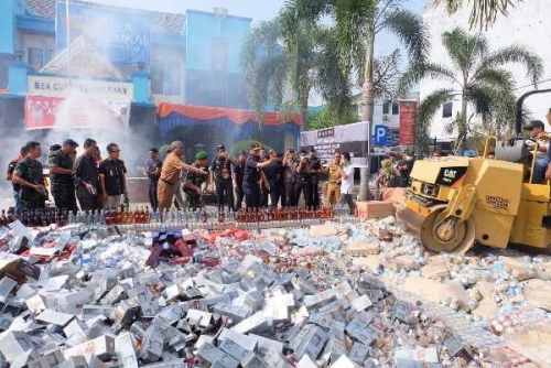 Waduh, Puluhan Ribu Botol Miras dan Jutaan Batang Rokok Senilai Rp17 Miliar di Tembilahan Dibuldoser