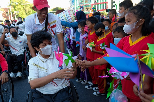 Kirab Obor ASEAN Para Games 2022 Solo Disambut Meriah Warga Solo