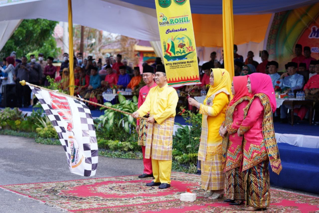 Dilepas Gubri Syamsuar, Ribuan Masyarakat Hadiri Pawai Taaruf MTQ XL se Riau di Rohil